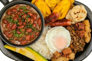 tradicional colombiano prato chamado banda paisa uma prato típica do Medellin este inclui carne, feijões, ovo e bananeira foto