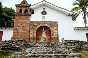 lindo jovem mulher às a histórico san antonio Igreja localizado dentro a cidade do cali dentro Colômbia foto