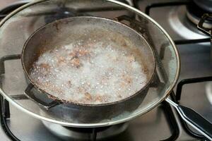 carne de porco torresmo preparação. bananeira Croquetes - bolinhos salgados sttufed com carne de porco torresmo. marranitas ou puerquitas foto