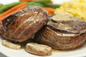 fechar-se do filé mignon medalhões com legumes. foto