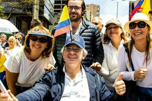 bogotá, Colômbia, 2022. pacífico protesto marchas dentro Bogotá Colômbia contra a governo do gustavo petro. foto