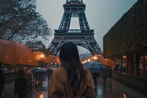 uma vez dentro Paris. costas do mulher dentro chuva clima contra eiffel torre. generativo ai. foto