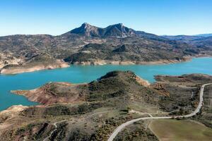 Visão do zahara - el gastor reservatório, Cádiz, Andaluzia, Espanha foto