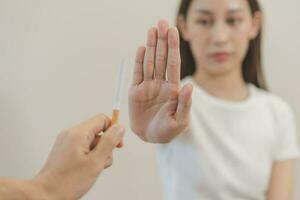 desistir, Pare fumar, vício ásia jovem mulher, menina recusando cigarro, fumante desistir fumaça, mão dentro recusar, negar tabaco. Sair mau hábito, saúde Cuidado conceito. força de vontade estilo de vida do pessoas. foto