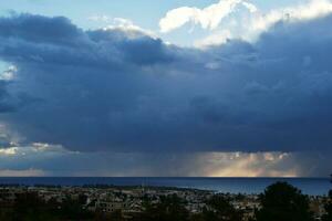 enorme nuvens acima mar dentro patético, Chipre foto
