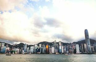 hong kong - abril 19, 2017-cidade panorama do hong kong a partir de Kowloon lado através a partir de vencedor Porto, hong kong. a ponto de referência do hong kong. foto