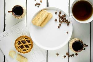 café com biscoitinho, doce manhã alcoólatra com cópia de espaço para cardápio, branco fundo, papel de parede foto