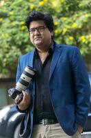 Bangladesh, janeiro 24, 2018 a ao ar livre retrato do a moderno filme diretor e roteirista artista dipankar dipon às banana, dhaka. foto