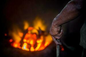 inseguro trabalhador mãos. uma local aço máquina partes fazer Jardim trabalhador Derretendo sucatear em quente forno. foto