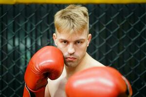 muay tailandês, a marcial arte do tailândia, a boxeador ensaio soco antes a real luta em a etapa isto prepara a corpo para cada boxe corresponder. foto