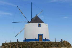 velho restaurado moinho de vento dentro aljezur, Portugal, contra do a azul céu foto