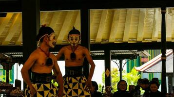 Yogyakarta, Indonésia em Outubro 2022. fantoche pessoas às a yogyakarta Palácio, a desempenho mostrando é sobre a jogar do a personagens petruk, semear, e gareng. foto