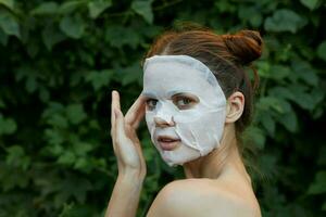agradável mulher face mascarar aparência Cuidado pele Cuidado foto