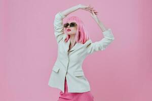 lindo elegante menina dentro branco blazer Rosa cabelo glamour cosméticos cor fundo inalterado foto