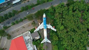aéreo Visão do a velho avião em a lado do a rodovia por aí Bekasi resumo. consertado vai tornar-se uma restaurante. bekasi, Indonésia, setembro 30, 2022 foto