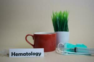 hematologia texto, Relva Panela, café xícara, seringa, e face verde mascarar. healtcare médico e o negócio conceito foto
