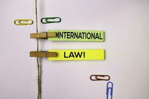 internacional lei em pegajoso notas isolado em branco fundo. foto