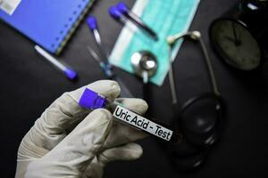 úrico ácido - teste com sangue amostra. topo Visão isolado em Preto fundo. cuidados de saúde médico conceito foto