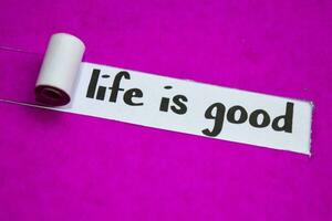 vida é Boa texto, inspiração, motivação e o negócio conceito em roxa rasgado papel foto