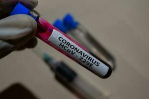 covid-19 coronavírus vacina - teste isolado em escritório escrivaninha. cuidados de saúde médico conceito foto