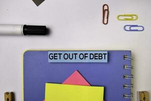 pegue Fora do dívida em pegajoso notas isolado em branco fundo. foto