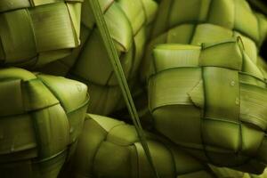 ketupat ásia arroz bolinho de massa. ketupat é uma natural arroz invólucro fez a partir de jovem coco folhas para cozinhando arroz durante eid Mubarak eid ul fitr foto