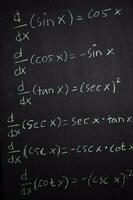fechar acima matemática fórmulas escrito em uma quadro-negro. Educação conceito foto