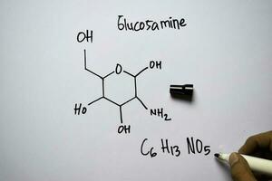 glucosamina molécula escrito em a branco borda. estrutural químico Fórmula. Educação conceito foto