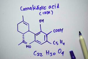 canabidiólico ácido - cbda molécula escrito em a branco borda. estrutural químico Fórmula. Educação conceito foto