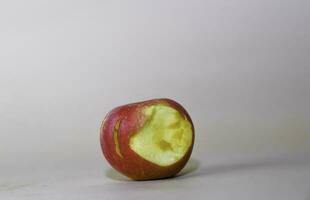 maçã com ausência de uma mordida isolado em branco fundo foto