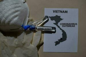 corona vírus surto com Vietnã mapa impresso em papelada. vacina covid-19 teste isolado em escritório escrivaninha. consciência prevenção. médico conceito foto