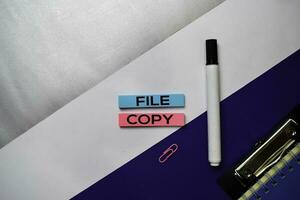 Arquivo cópia de texto em pegajoso notas com cor escritório escrivaninha conceito foto