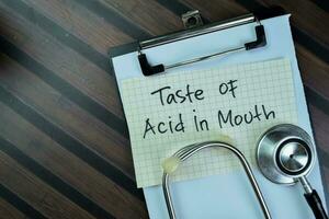 conceito do gosto do ácido dentro boca escrever em pegajoso notas isolado em de madeira mesa. foto