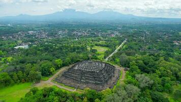 aéreo Visão do a magnífico borobudur têmpora. a os mundos maior budista monumento, dentro central Java. magolang, Indonésia, dezembro 6, 2021 foto