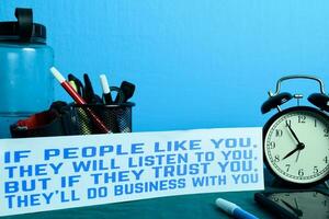 E se pessoas gostar você, elas vai ouço para você, mas E se elas Confiar em você, eles vão Faz o negócio com você planejamento em fundo do trabalhando mesa com escritório suprimentos. o negócio conceito planejamento foto