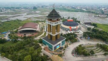 aéreo Visão do a pedestre ponte este conecta a al fathu mesquita e a sabilulungan cultural gedong que é dentro a soreang área. bandung, Indonésia, novembro 22, 2022 foto