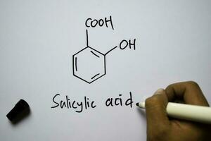 salicílico ácido molécula escrito em a branco borda. estrutural químico Fórmula. Educação conceito foto