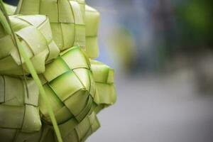 ketupat ásia arroz bolinho de massa. ketupat é uma natural arroz invólucro fez a partir de jovem coco folhas para cozinhando arroz durante eid Mubarak eid ul fitr foto