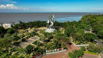 aéreo Visão do a uma gigante Tubarão e crocodilo estátua Como uma símbolo do a cidade do surabaya. uma ponto de referência ou monumento Como a ícone do Surabaya cidade. leste Java, Indonésia, agosto 28, 2022 foto