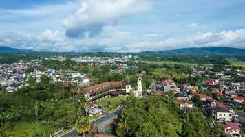 aéreo Visão do tradicional minangkabau casas localizado dentro bukittinggi, oeste sumatra, Indonésia. bukittinggi, Indonésia - janeiro 25, 2023 foto