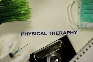 fisica terapia com inspiração e cuidados de saúde médico conceito em escrivaninha fundo foto