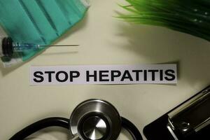 Pare hepatite com inspiração e cuidados de saúde médico conceito em escrivaninha fundo foto