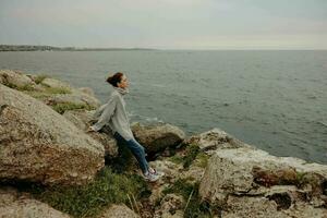 lindo mulher natureza pedras costa panorama oceano estilo de vida foto