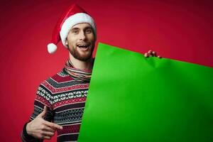 emocional homem dentro uma Natal chapéu com verde brincar estúdio posando foto