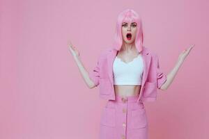 retrato do uma encantador senhora dentro uma Rosa terno gesticulando com dele mãos emoções Diversão estúdio modelo inalterado foto