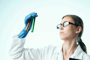mulher dentro branco casaco laboratório pesquisa químico solução análises foto