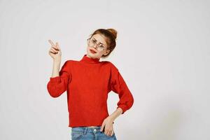 mulher dentro uma vermelho suéter estilo de vida luz fundo foto