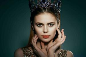 bonita mulher com coroa em dela cabeça Princesa glamour decoração modelo foto
