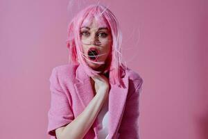 lindo elegante menina dentro uma Rosa blazer Rosa peruca cortada Visão Rosa fundo inalterado foto