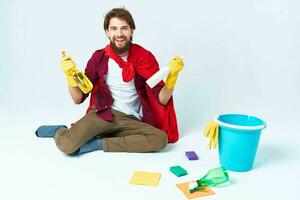 uma homem dentro uma vermelho capa de chuva sentado às casa lavando a pavimentos fornecendo Serviços trabalhos foto